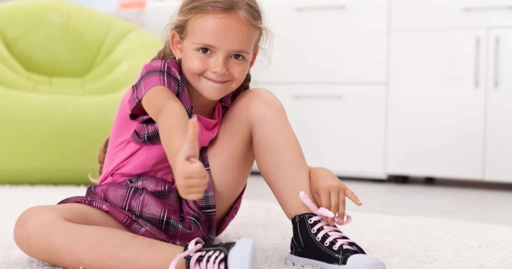 como ayudar a un niño zurdo a aprender a atarse los cordones